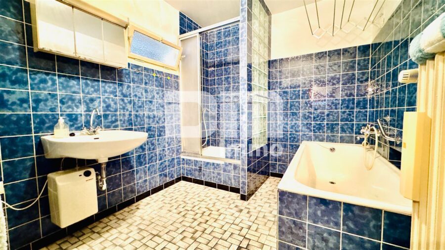 Großer Dreiseithof mit 2 bis 3 Wohneinheiten, 3 Nebengebäuden + großem Grundstück - EG Gebäudeteil 1 / Badezimmer Wanne / Dusche